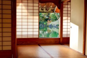Japanische Papierwände und Tatami Boden