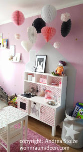 Kinderzimmer rosa mit vielen details eingerichtet