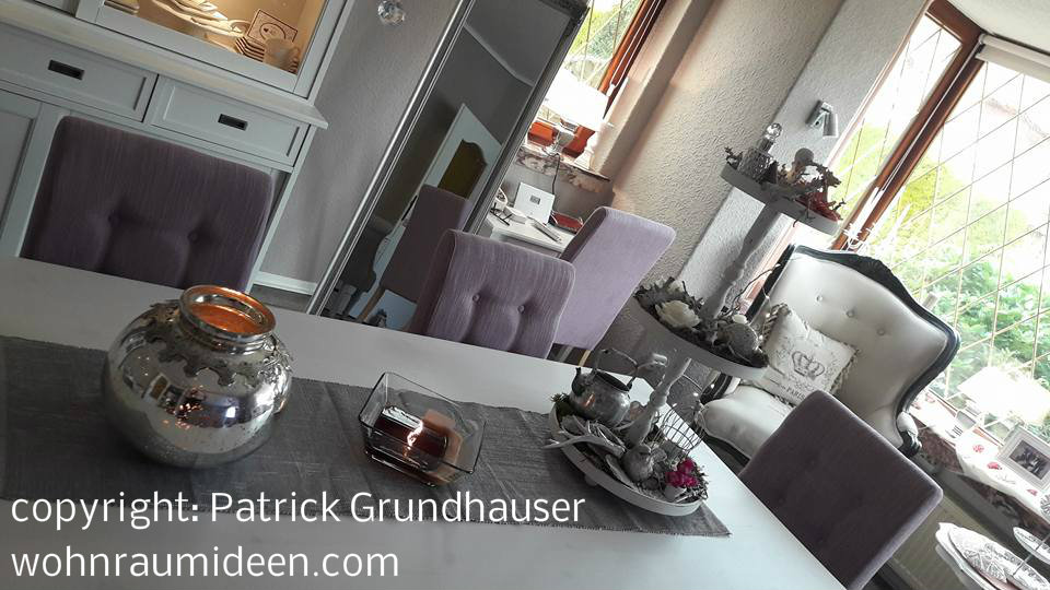 Graue Wände mit Pastelltönen und viel Weiß