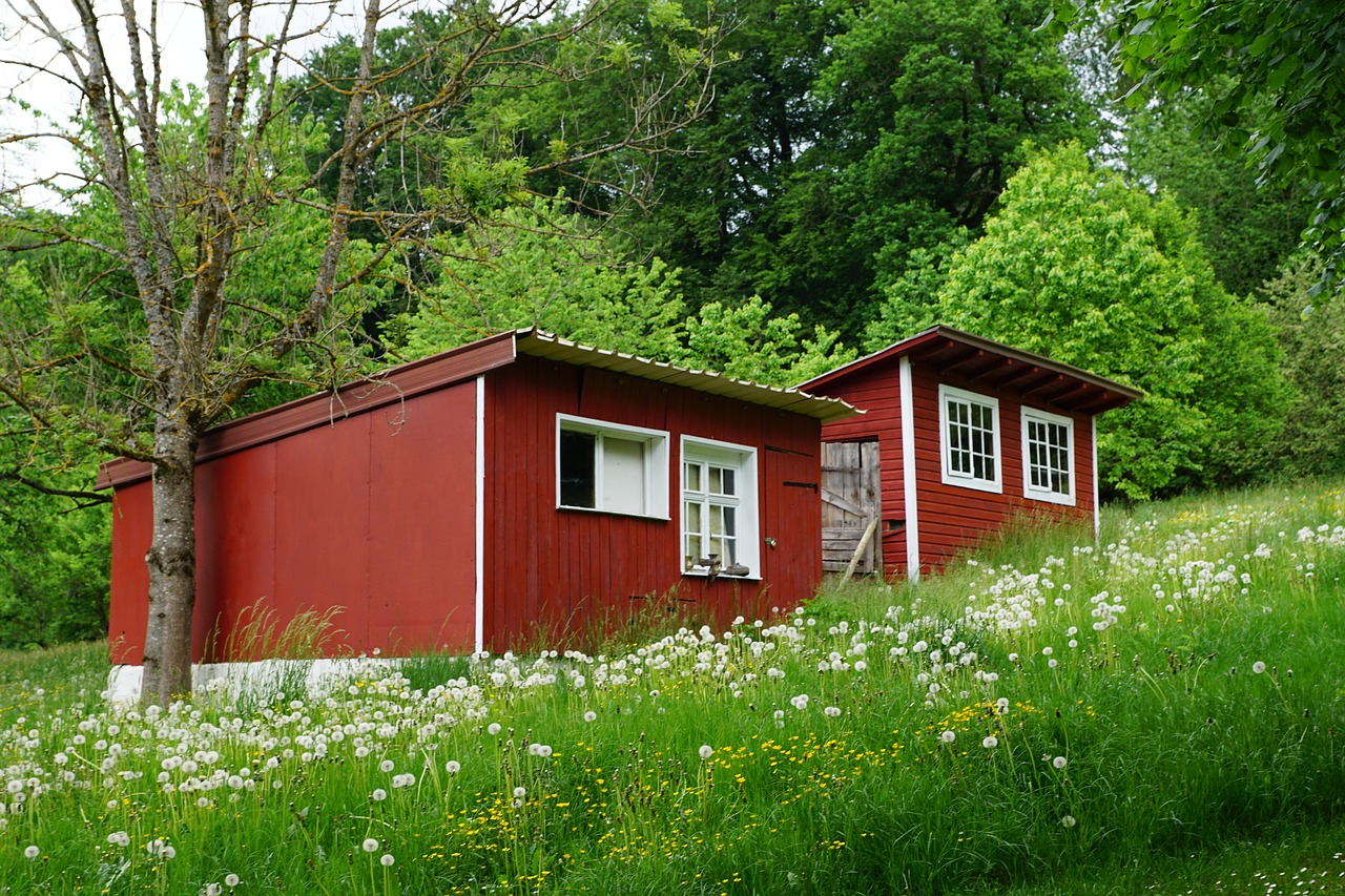 Kleine rote Gartenhäuser