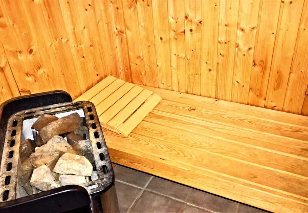 Sauna mit Holzkohle geheizt