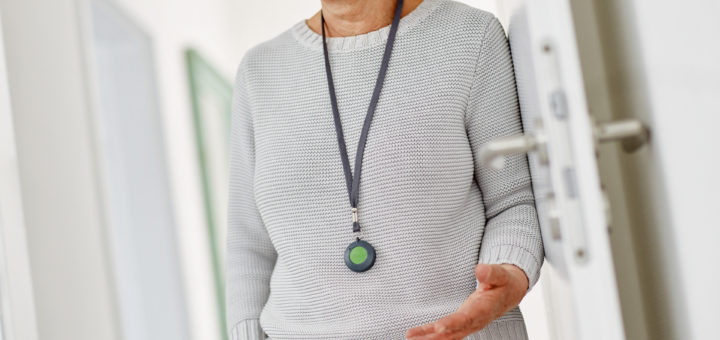 Frau mit Alarmknopf-Schlüsselkette für Senioren