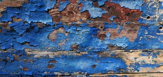 Abgenutzer, blauer Lack auf Holzuntergrund