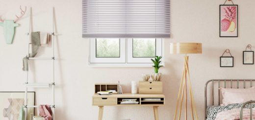 Schlafzimmer mit hellen Möbeln, Wohnaccessoires, Heimtextilien und Rollos