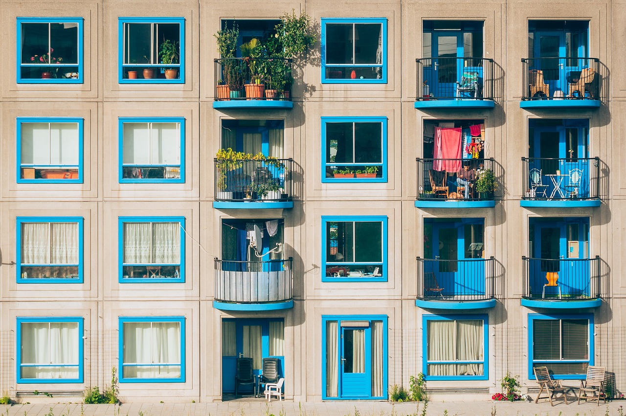 Haus mit blau gestrichenen Fensterläden und üppiger Balkonbepflanzung