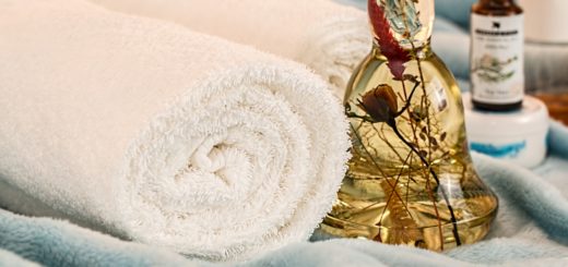 Bildausschnitt von Massageöl und Handtüchern