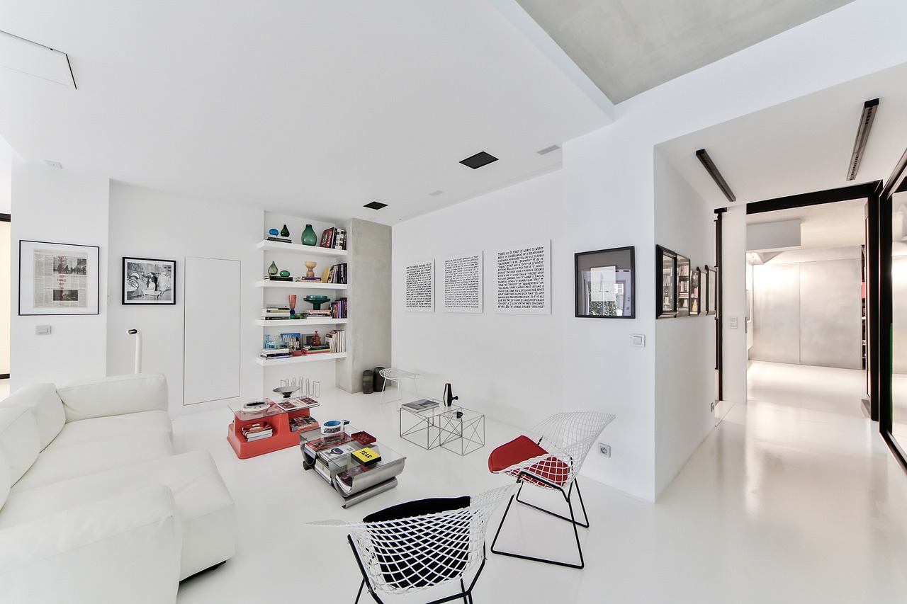 Weißes, skandinavisches, modernes Wohnzimmer mit schwarzen und roten Akzenten