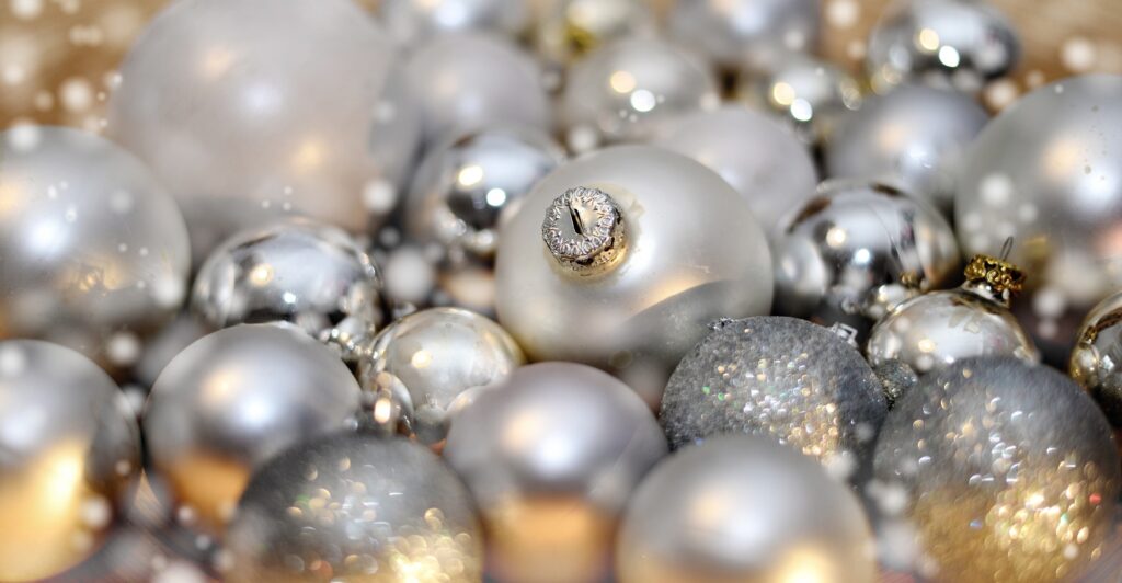 Ein Haufen Weihnachtsbaumkugeln in Silber- und Metallic-Farben