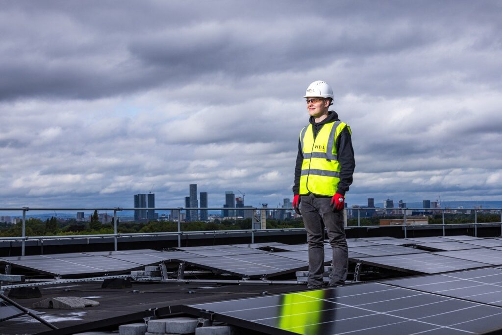 Facharbeiter zwischen Solar Panels