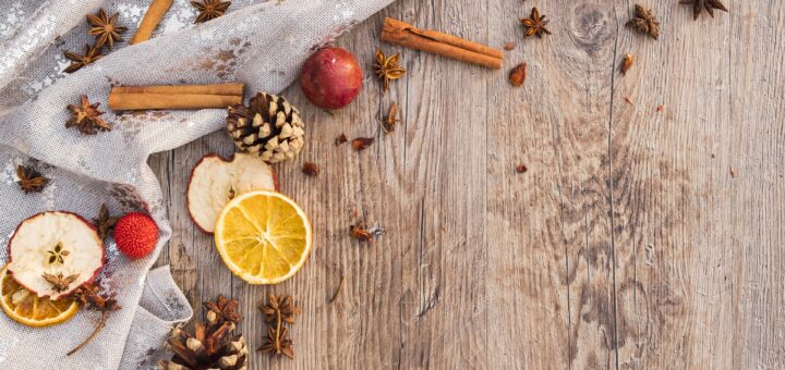 Zerstreute Weihnachtsdeko, Zitronenscheiben, Gewürze, Tannenzapfen