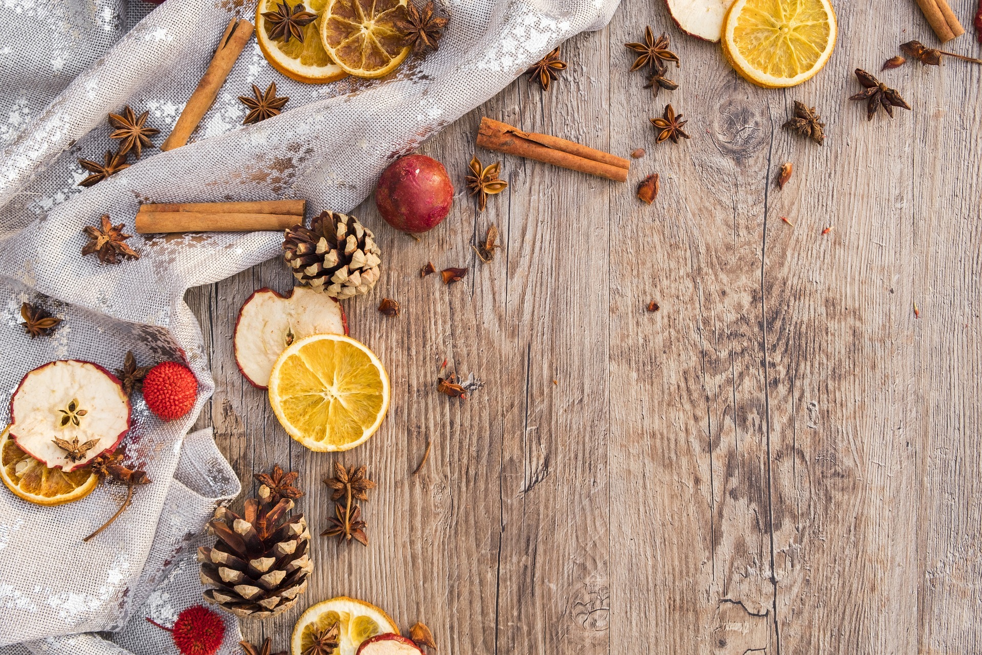 Zerstreute Weihnachtsdeko, Zitronenscheiben, Gewürze, Tannenzapfen