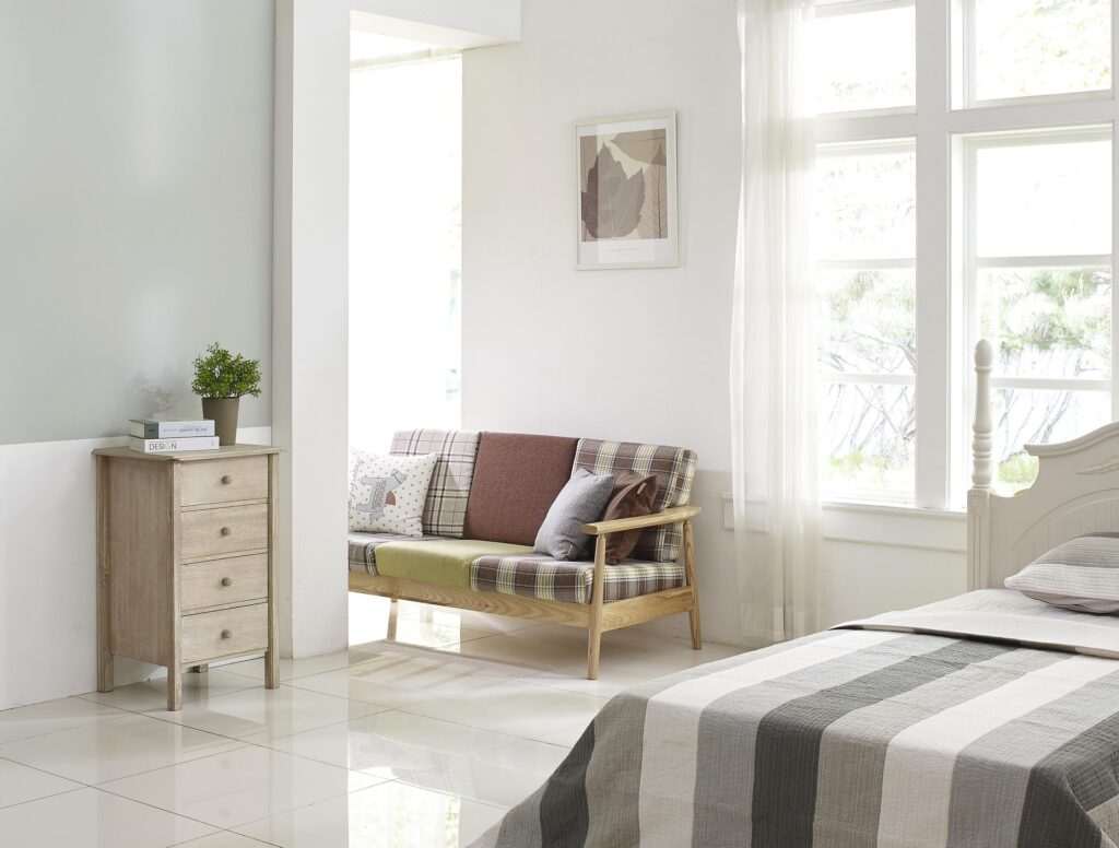 Minimalistisch eingerichtetes Schlafzimmer