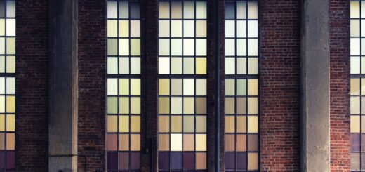 Industrial Chic: große Fenster in einer Fabrik