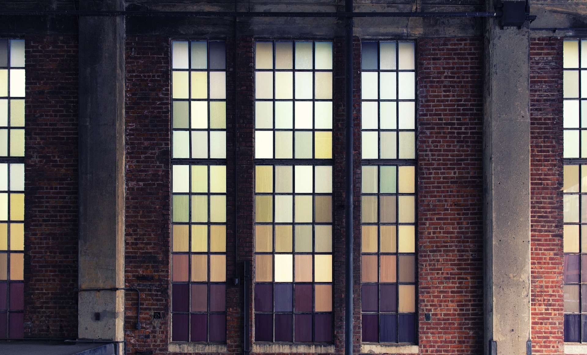 Industrial Chic: große Fenster in einer Fabrik