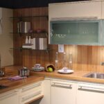 Moderne, helle Küchenzeile mit Unterbau- und Hängeschränken