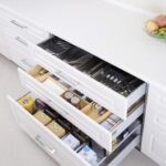 Ausziehbare, weiße Schubladen