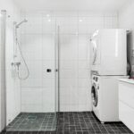 Weißes Bad mit begehbarer Dusche