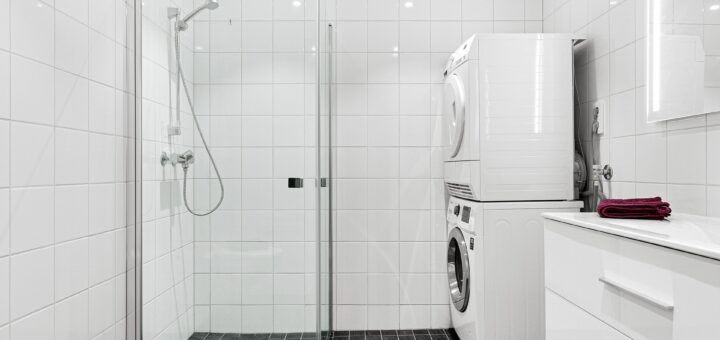Weißes Bad mit begehbarer Dusche