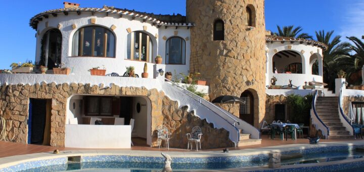 Immobilien im Ausland Haus mit Pool