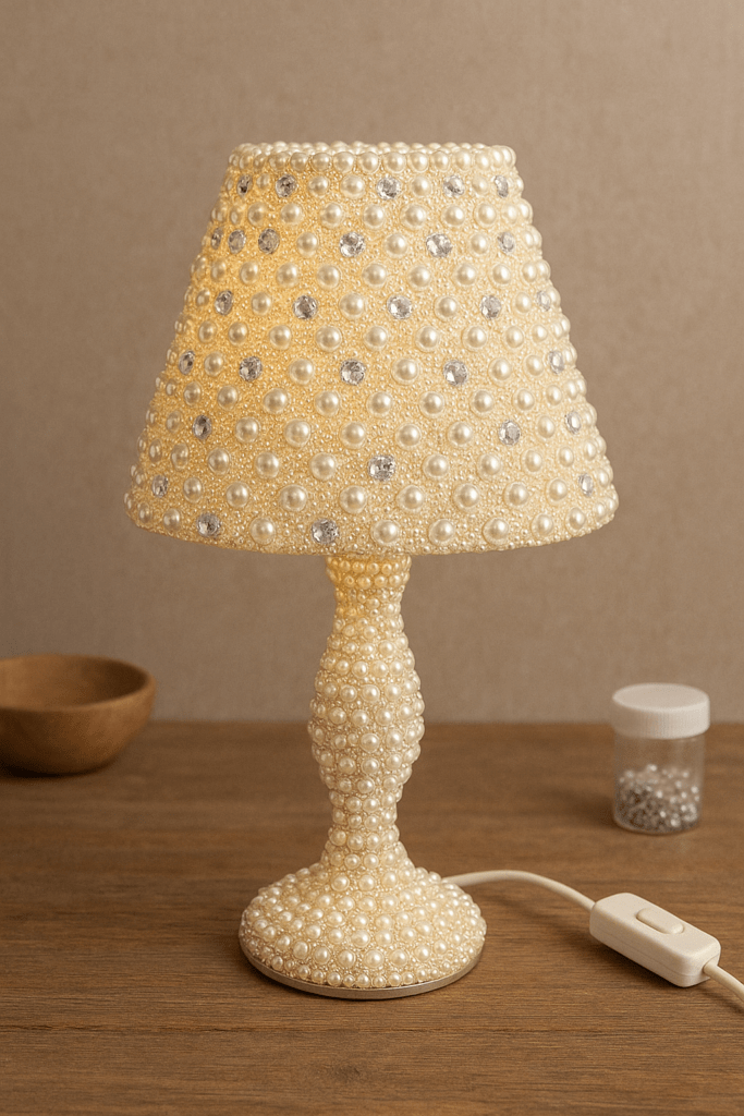 ChatGPT: Mit Strasssteinen beklebte Lampe