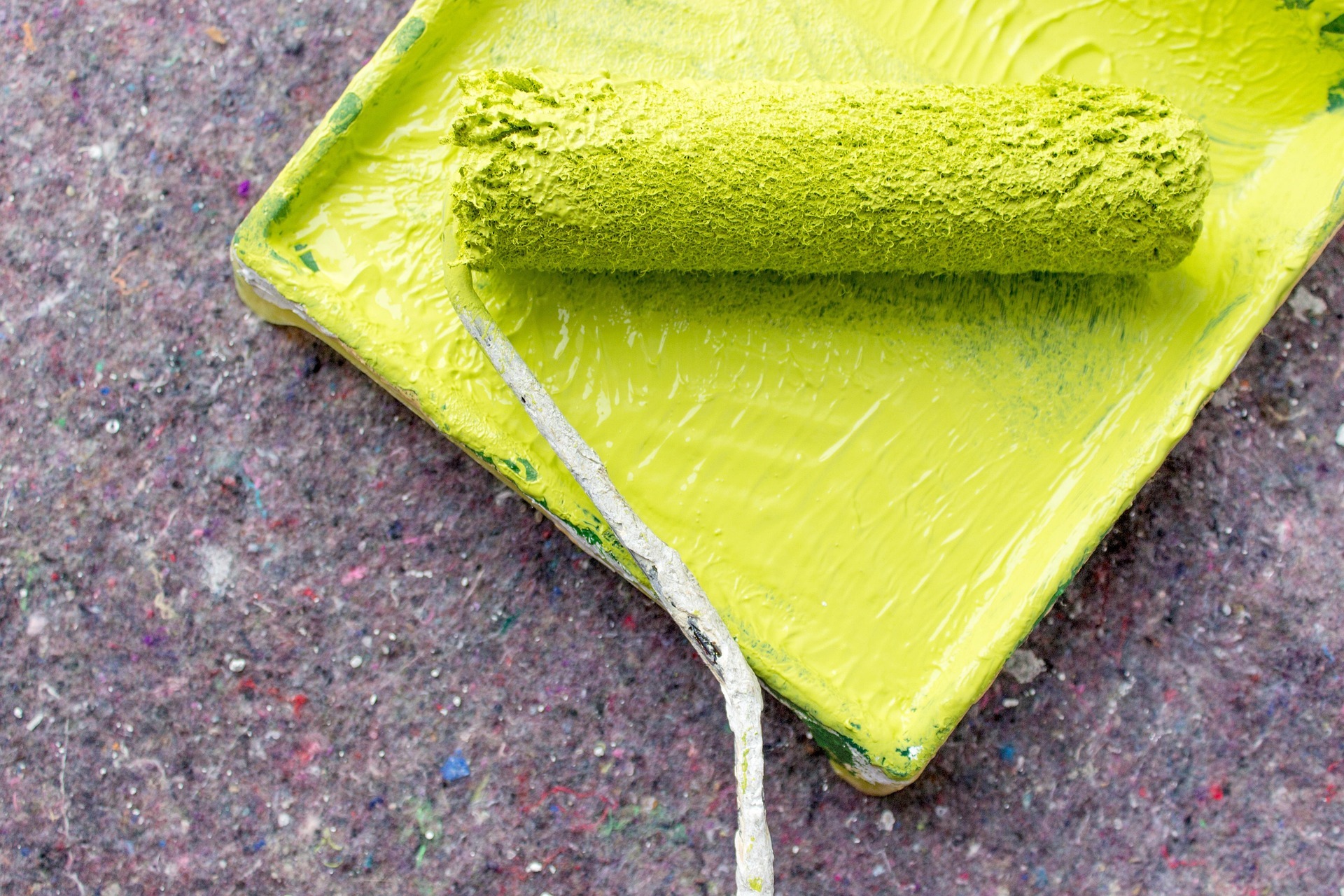 Pixabay: Gelbe Wandfarbe mit Farbroller