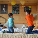 spielende Kinder im Kinderzimmer