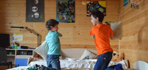 spielende Kinder im Kinderzimmer