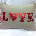 Kissen mit roter schrift Love