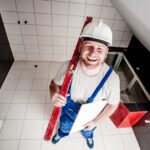 Fliesenleger lachend