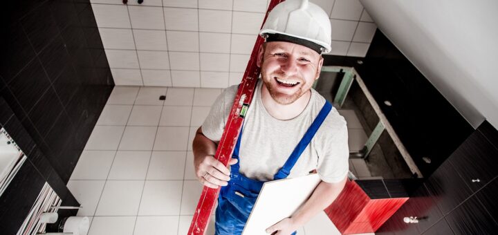 Fliesenleger lachend