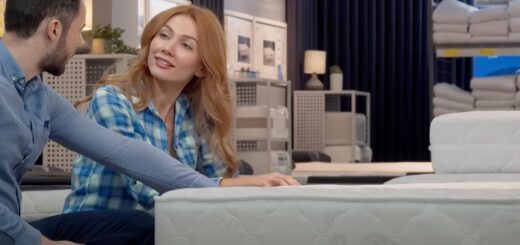 Paar prüft Matratze im Laden