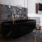 Hotelbad mit schwarzer Badewanne