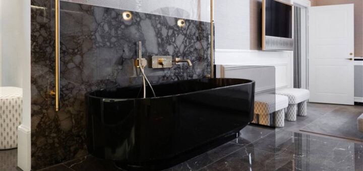 Hotelbad mit schwarzer Badewanne