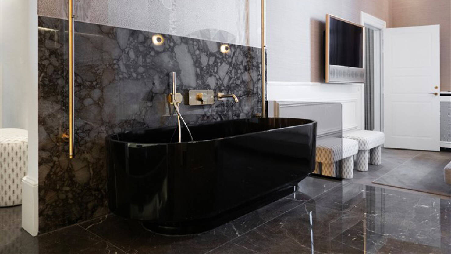 Hotelbad mit schwarzer Badewanne