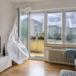KI: Wohnung während eines Sommersturms