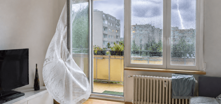 KI: Wohnung während eines Sommersturms