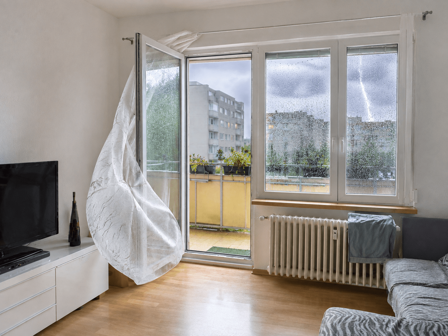 KI: Wohnung während eines Sommersturms