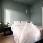 Schlafzimmer in Lehmfarbe gestrichten