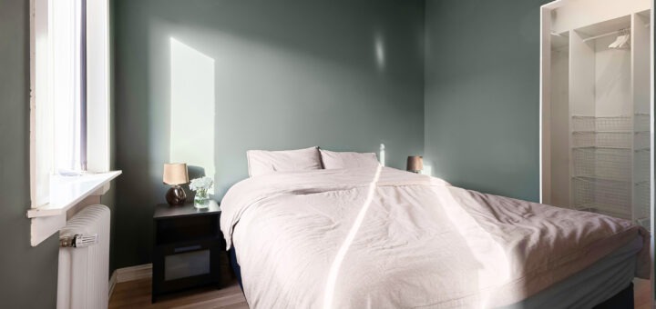 Schlafzimmer in Lehmfarbe gestrichten