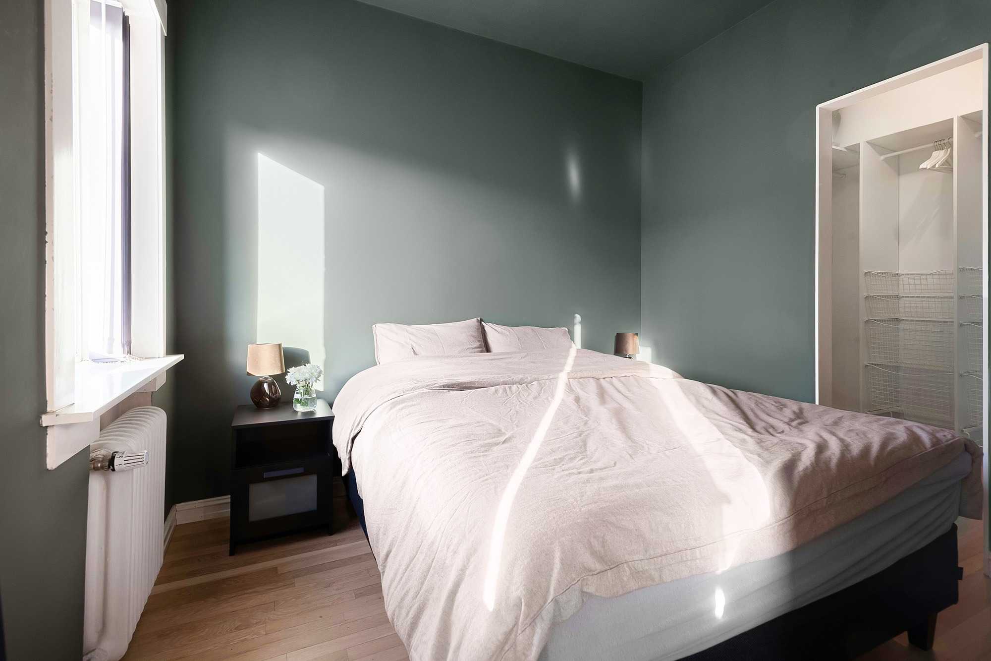 Schlafzimmer in Lehmfarbe gestrichten